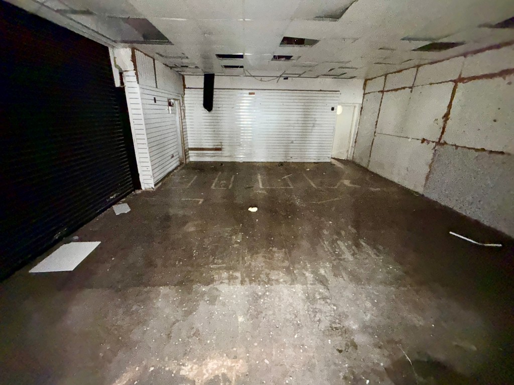 Lot: 70 - SUBSTANTIAL VACANT COMMERCIAL PREMISES WITH POTENTIAL - Room two